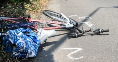 Copertina di Investito in bici insieme al figlio di sei anni: morto un 49enne vicino Asti. Il bimbo è grave
