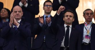 Copertina di Francia-Marocco, Emmanuel Macron esulta per il gol e il commentatore fa una gaffe: “Applaude anche Sarkozy”