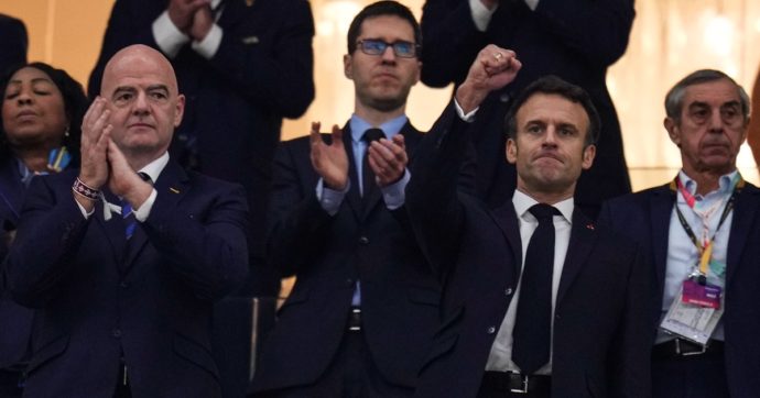 Francia-Marocco, Emmanuel Macron esulta per il gol e il commentatore fa una gaffe: “Applaude anche Sarkozy”