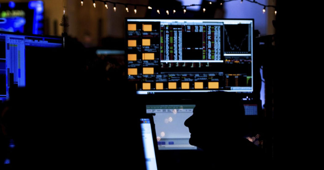 Milano chiude a – 3,4%. Un Btp rende più dell’equivalente greco. Dal governo attacchi alla presidente della Bce Lagarde