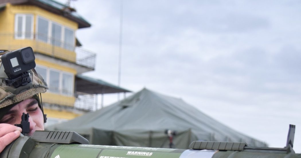 Polonia, spara in ufficio con il lanciagranate donato da Kiev: ferito il capo della polizia