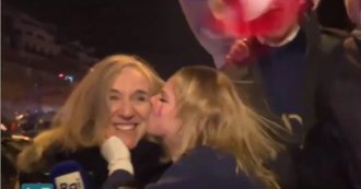 Copertina di Giovanna Botteri sopraffatta dai tifosi francesi in festa: una ragazza la bacia in diretta tv da Parigi