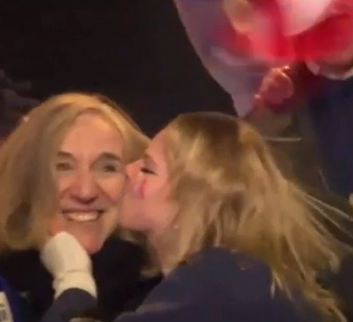 Giovanna Botteri sopraffatta dai tifosi francesi in festa: una ragazza la bacia in diretta tv da Parigi