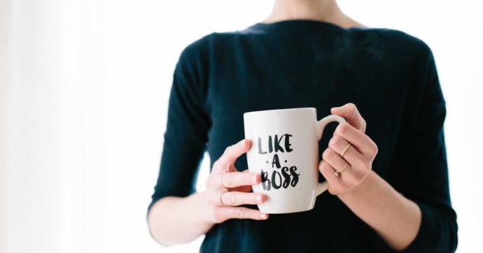 Efficienti ma non “calde”: così le cinquantenni sono percepite sul lavoro