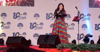 Copertina di Cristina D’Avena sul palco di Fratelli d’Italia con una gonna arcobaleno: “Ora canto Lady Oscar che è un inno all’amore universale”