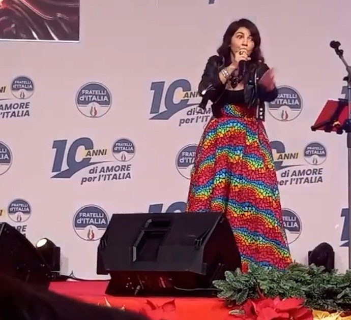 Cristina D’Avena sul palco di Fratelli d’Italia con una gonna arcobaleno: “Ora canto Lady Oscar che è un inno all’amore universale”