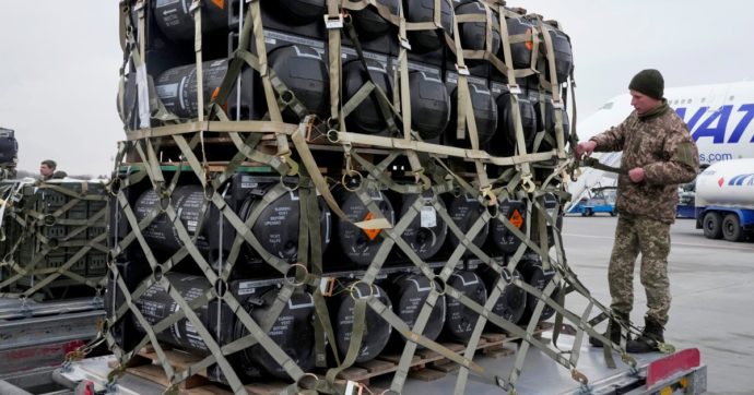 Difesa, il Senato Usa stanzia 858 miliardi: 45 in più per Kiev, Taiwan e anti-Cina