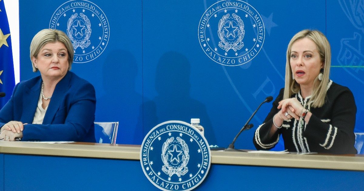 Salari, lo studio-boomerang dei Consulenti del lavoro: un terzo dei principali contratti nazionali ha minimi sotto i 9 euro l’ora (compresi 13esima e Tfr)