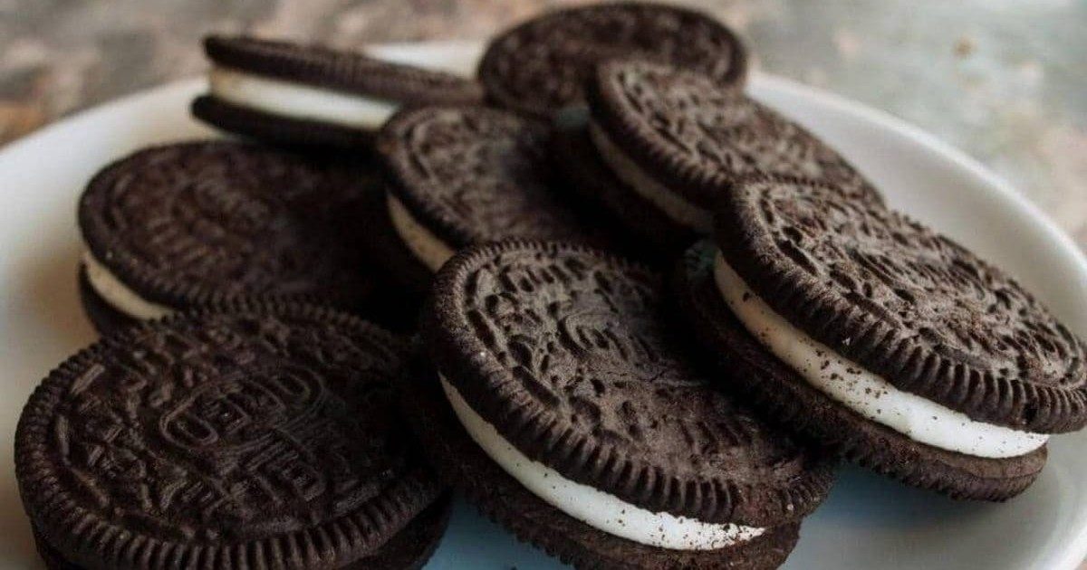 “Ammoniaca nei biscotti Oreo per rendere il colore del cioccolato più scuro”: le rivelazioni di una “gola profonda”. L’azienda replica così