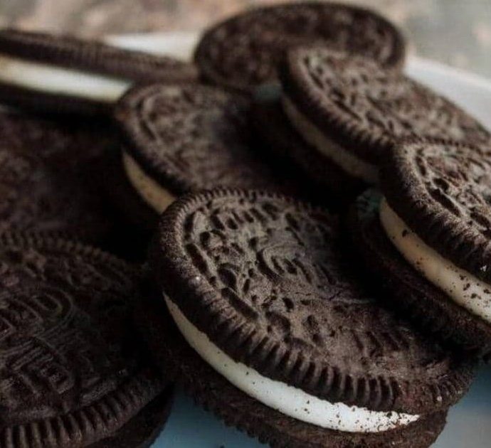 “Ammoniaca nei biscotti Oreo per rendere il colore del cioccolato più scuro”: le rivelazioni di una “gola profonda”. L’azienda replica così