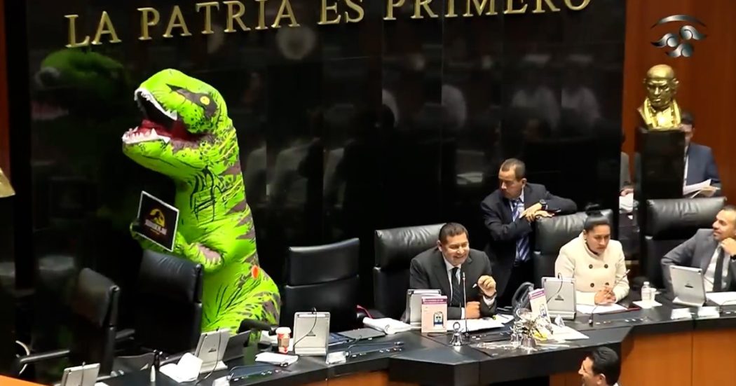 La singolare protesta della senatrice messicana: entra in Aula vestita da dinosauro. “La riforma elettorale è un ‘piano giurassico’”