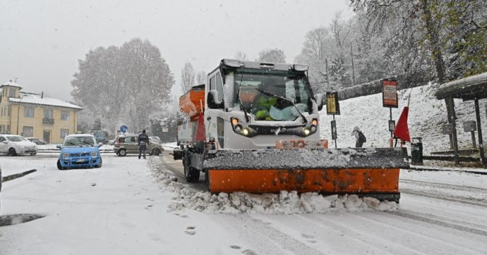 Caos neve a Torino, Lo Russo dà la colpa alla precedente amministrazione. L’ex sindaca Appendino: “Patetico scaricabarile”
