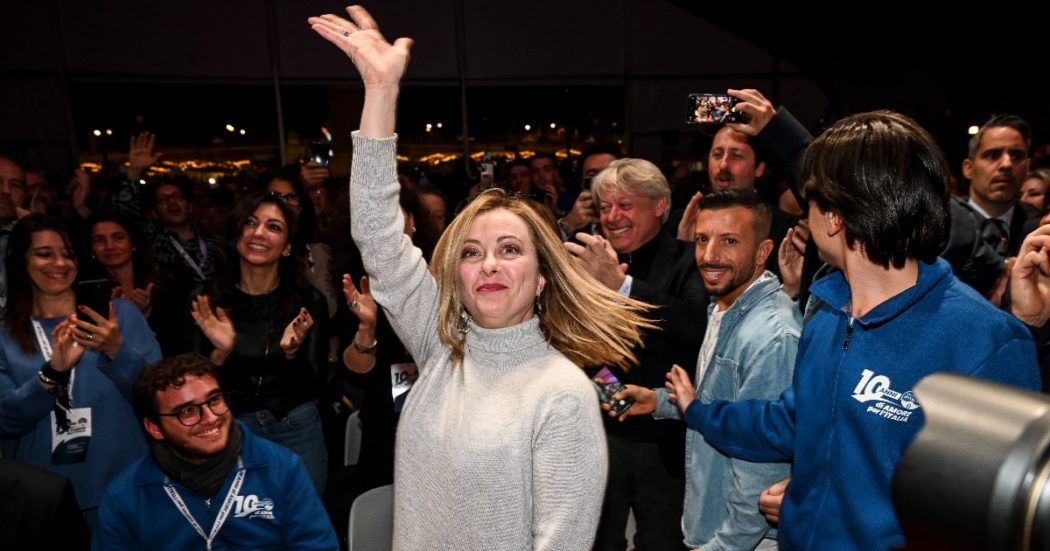 Meloni alla festa di Fdi: “Soddisfatta della manovra”. E critica Confindustria e sindacati: “Bizzarra Cgil che difende il Pos”