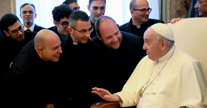 Il Papa chiede la pace in regalo e manda l’elemosiniere