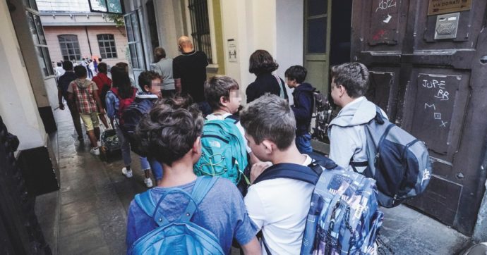 Urina davanti al bagno del liceo Tasso di Salerno, la preside sospende tutti gli studenti maschi: i genitori fanno ricorso al Tar e i giudici danno ragione