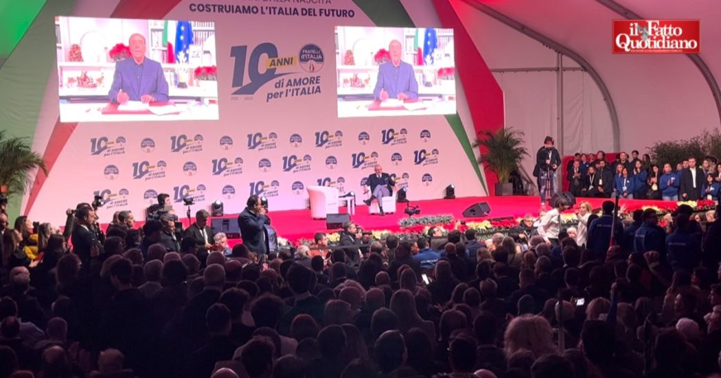 Decennale di FdI, militanti spazientiti dai tempi lunghi dell’intervento di Berlusconi: fischi dalla platea. Meloni ironizza: “Siete indisciplinati”