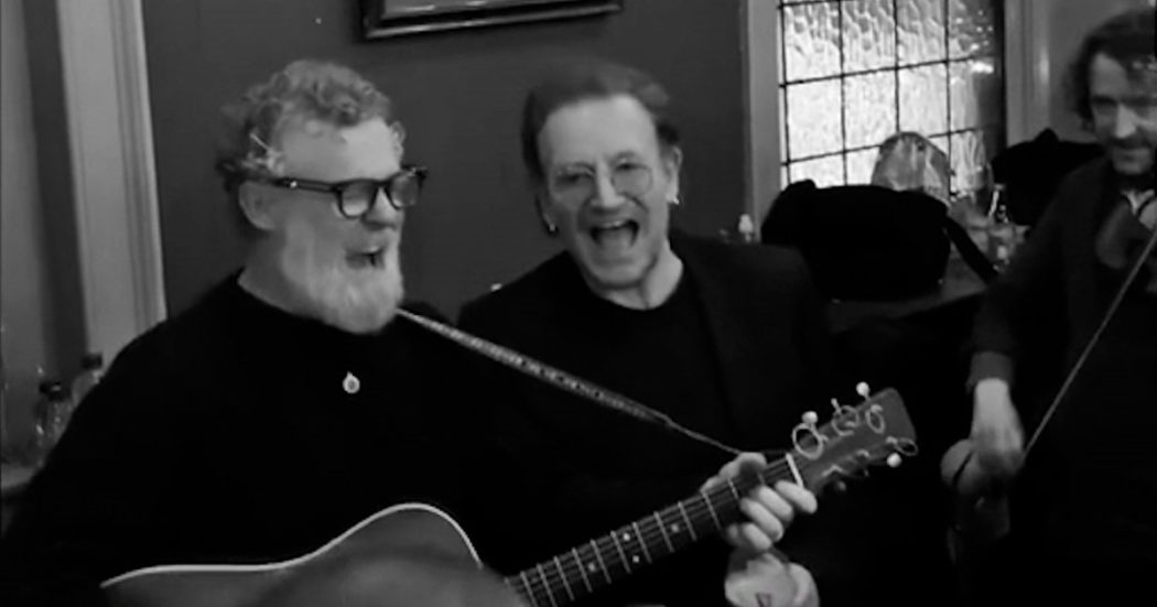 Dublino, sorpresa in un pub del centro: Bono degli U2 si esibisce sulle note di Desire – il video
