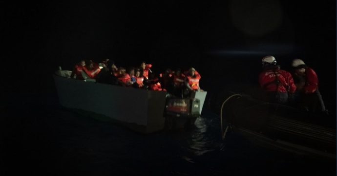 Naufragio al largo di Lampedusa: morta una bambina di due anni, si temono altre vittime. Ok allo sbarco a Livorno per le navi ong