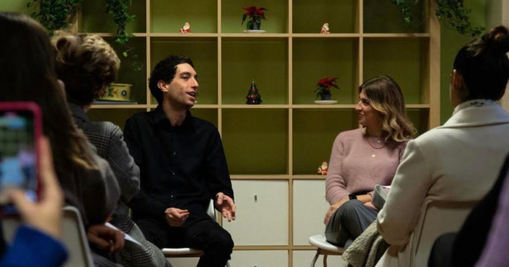 “Io non sono mai felice”. Salute mentale e musica per una campagna di sensibilizzazione nelle scuole: ecco la missione del Progetto Itaca e Matteo Crea