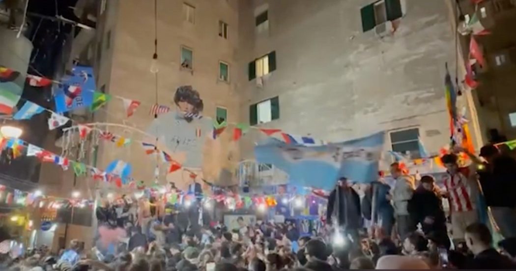 Qatar 2022, Argentina campione del mondo: Napoli festeggia sotto il murale di Maradona
