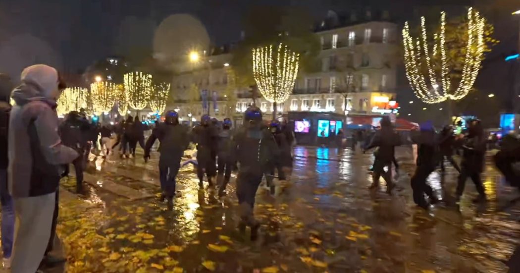 Parigi, tensioni con la polizia dopo sconfitta contro Argentina. Il video delle cariche sugli Champs-Elysées
