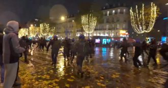 Copertina di Parigi, tensioni con la polizia dopo sconfitta contro Argentina. Il video delle cariche sugli Champs-Elysées