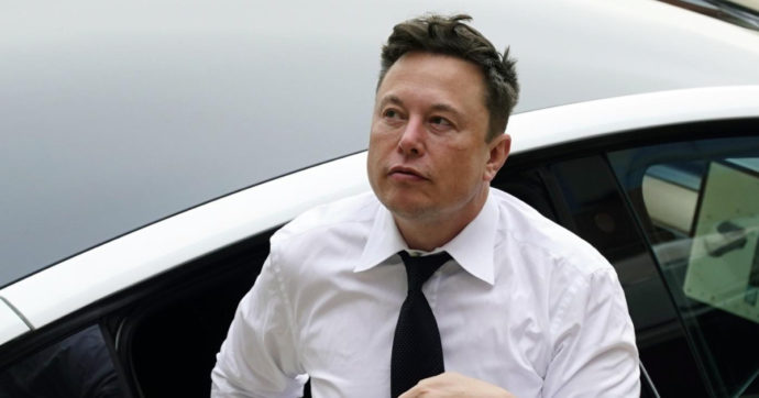 Tesla delude gli investitori: nel quarto trimestre ’23 “solo” 8 miliardi di utili. Musk: “Senza dazi le case auto cinesi ci demoliscono”