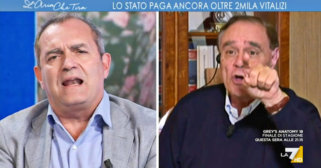 Lite tra De Magistris e Mastella a La7: “Sei un bugiardo cronico, fatti dare del bromuro”. “Hai rotto le palle, rinuncia alla tua pensione”