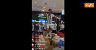 Copertina di Argentina campione del mondo, l’esultanza di Messi negli spogliatoi: in piedi sul tavolo con la coppa