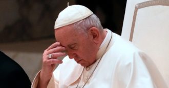 Copertina di Papa Francesco non dirà l’Angelus domenica. I medici: “Decorso post-operatorio regolare”