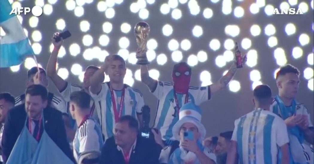 Argentina campione del mondo, la nazionale sfila per le strade di Doha tra tifosi e fuochi d’artificio – Video