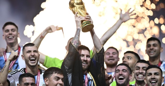 La polemica sulla tunica di Messi arriva tardi: il calcio del futuro è tutto tifo, affari e propaganda