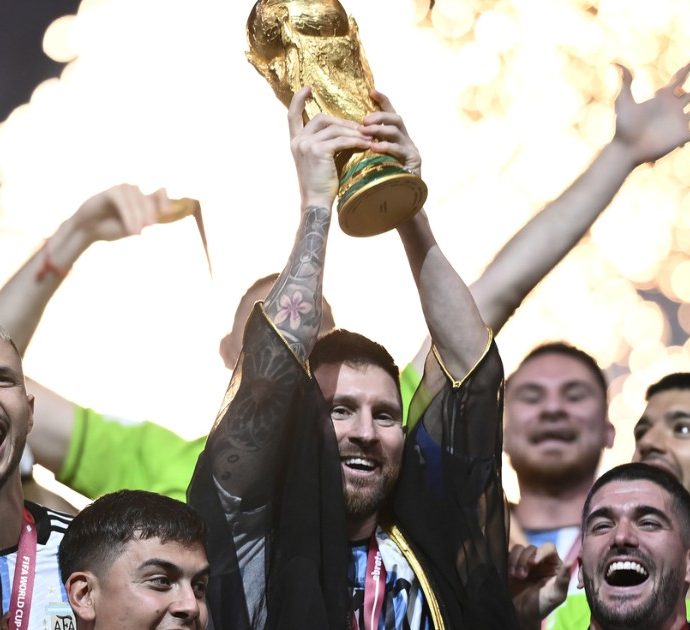 La polemica sulla tunica di Messi arriva tardi: il calcio del futuro è tutto tifo, affari e propaganda
