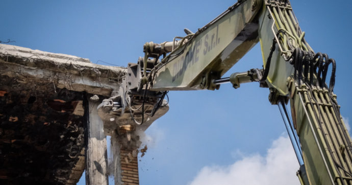 Stop della Corte Costituzionale alla sanatoria siciliana per abusi edilizi in aree vincolate. Legambiente: “Ora si demolisca”