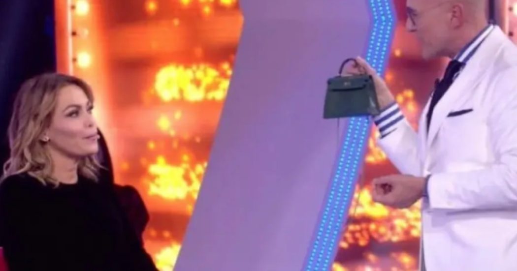 Grande Fratello Vip, Alfonso Signorini blocca la diretta: “Pollacci, può inquadrare questo oggetto del desiderio?”