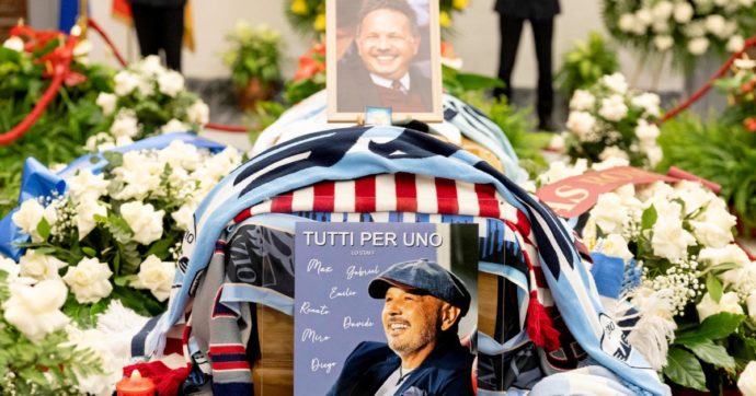 Copertina di Solo la bandiera jugoslava per i funerali di Mihajlovic