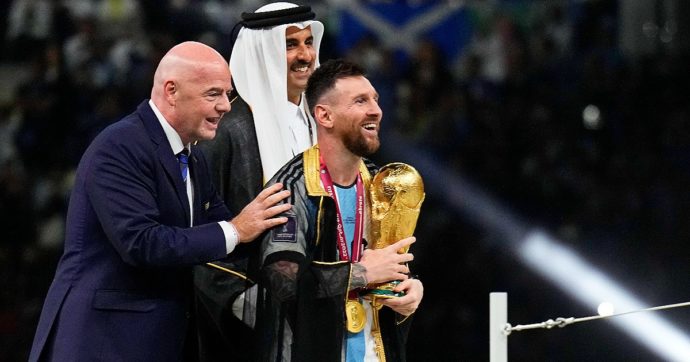 Messi con la tunica nera: l’emblema del potere del Qatar sul calcio. E di una Fifa compiacente