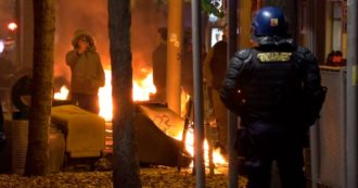 Copertina di Mondiali, incidenti a Nizza. Guerriglia dopo la sconfitta della Francia contro l’Argentina: barricate, fuochi d’artificio e lacrimogeni