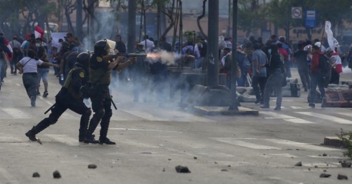 Il popolo peruviano si è ribellato all’arresto di Castillo: subito cessate il fuoco e nuove elezioni