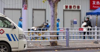 Copertina di Cina, brusca rimozione delle restrizioni Covid: ospedali al collasso e il rischio di “un milione di morti”