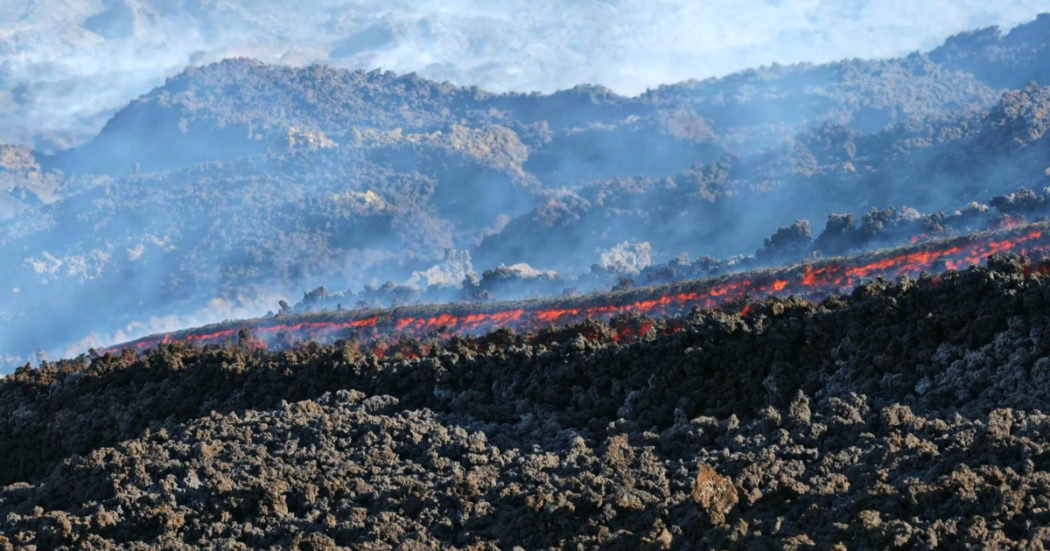 Etna, colata di lava dalla nuova bocca a 2800 metri: le immagini a un passo dalla frattura