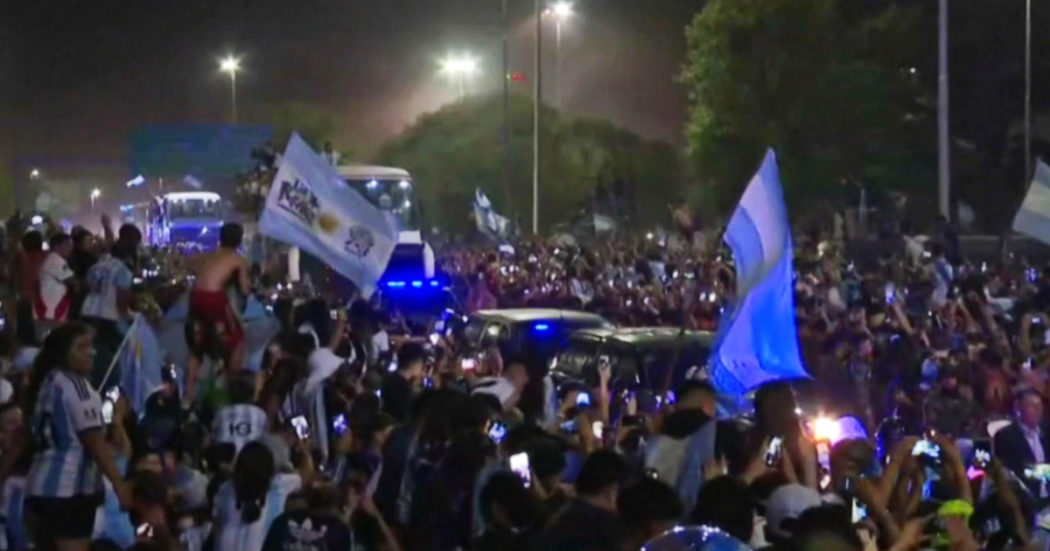La festa dei giocatori dell’Argentina sul pullman scoperto: i tifosi in delirio – Video