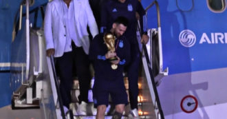 Copertina di Messi scende dall’aereo con la Coppa del mondo tra le mani: lo sbarco della Nazionale argentina a Buenos Aires