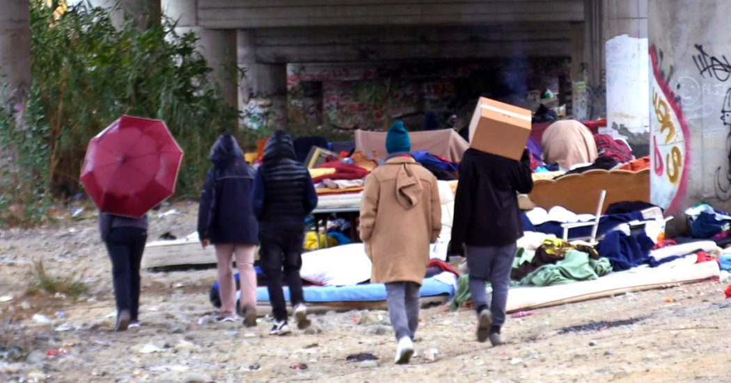 Nel limbo di Ventimiglia tra i migranti respinti dalla Francia e accampati al confine. Associazione: “Serve centro di transito”