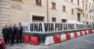 Copertina di Roma, in via della pace esposta un’istallazione contro la guerra in Ucraina. Alemanno: “Petizione perché ci sia una tregua di Natale”