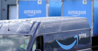 Copertina di Amazon si impegna a non discriminare i venditori terzi che non usano la sua logistica e fa pace con Bruxelles