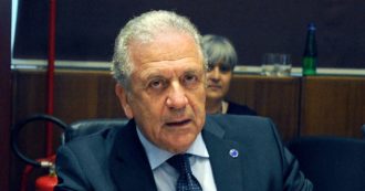 Copertina di Mazzette in Ue, la Commissione avvia indagine interna su attività di Avramopoulos per la ong di Panzeri. “In Italia complotto contro di me”