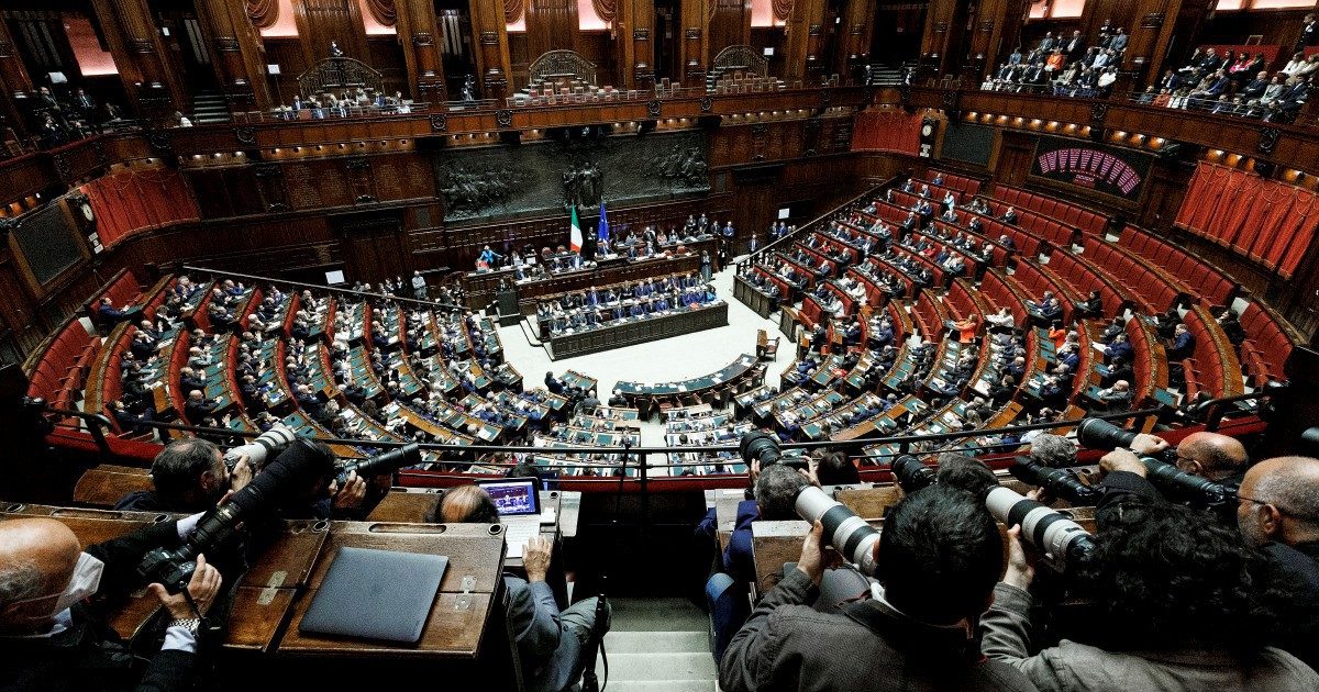 Manovra, via libera della Camera con 197 sì e 129 no. Ora il testo passa al Senato. M5s e Pd: “Fa cassa sui poveri”