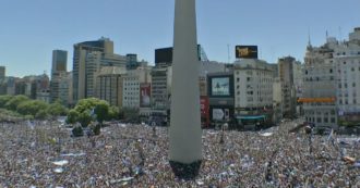 Copertina di Argentina, milioni di tifosi in strada a Buenos Aires per festeggiare il ritorno della nazionale di calcio: le immagini