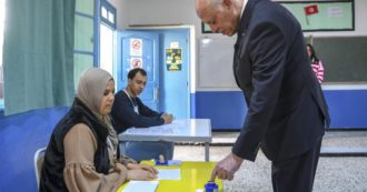 Copertina di Elezioni in Tunisia: così il presidente Saied ha tagliato fuori partiti, donne e under 35. Affluenza ai minimi dal 2011